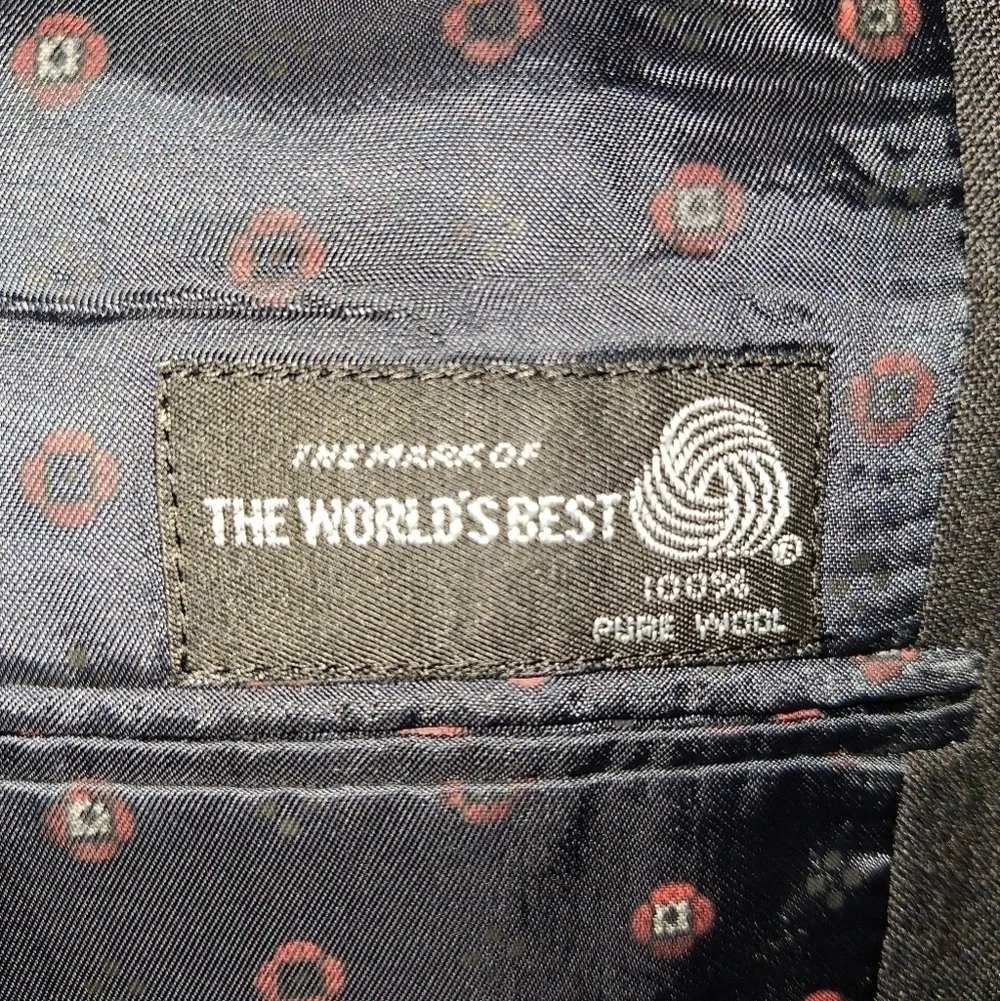 1155 Collection Grey pinstriped 100% pure wool jacket in a Men's 43R.